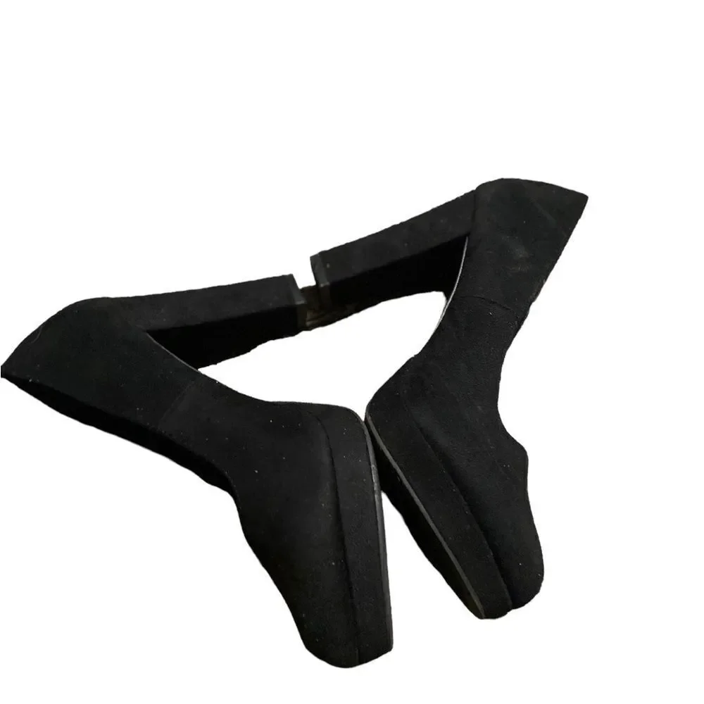 It’s ok black high heeled suede pumps excellent condition Siri on size 8